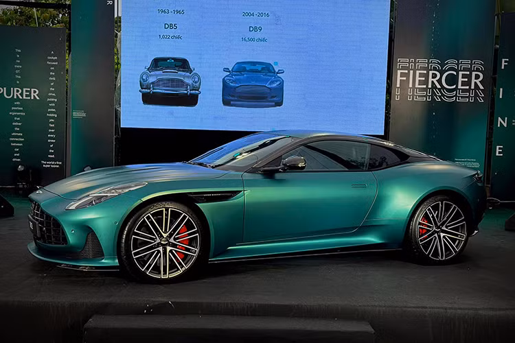 Aston Martin DB12 thay thế DB11 nên thoạt nhìn sẽ thấy hai mẫu này khá giống nhau về thiết kế. Tuy nhiên trên thực tế Aston Martin DB12 đã được sửa đổi để mang đến cái nhìn mới mẻ, hiện đại hơn.