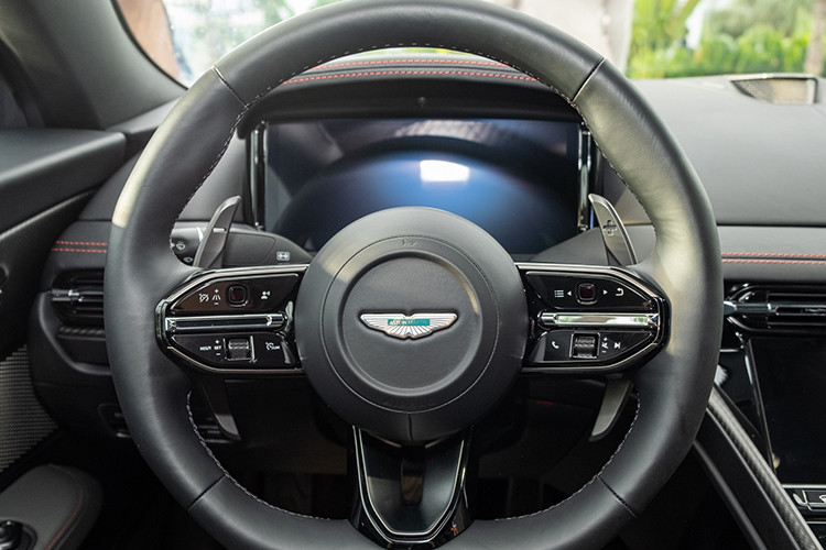 Ứng dụng Aston Martin mới cho phép chủ sở hữu kết nối với ôtô từ điện thoại thông minh của họ để theo dõi vị trí của ôtô, đặt giới hạn tốc độ, mở hoặc khóa xe từ xa, gọi dịch vụ khẩn cấp hoặc đặt dịch vụ ôtô. Trong ba năm đầu tiên, khách hàng được sử dụng miễn phí dịch vụ của Aston Martin.