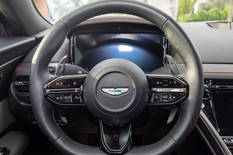 Ứng dụng Aston Martin mới cho phép chủ sở hữu kết nối với ôtô từ điện thoại thông minh của họ để theo dõi vị trí của ôtô, đặt giới hạn tốc độ, mở hoặc khóa xe từ xa, gọi dịch vụ khẩn cấp hoặc đặt dịch vụ ôtô. Trong ba năm đầu tiên, khách hàng được sử dụng miễn phí dịch vụ của Aston Martin.