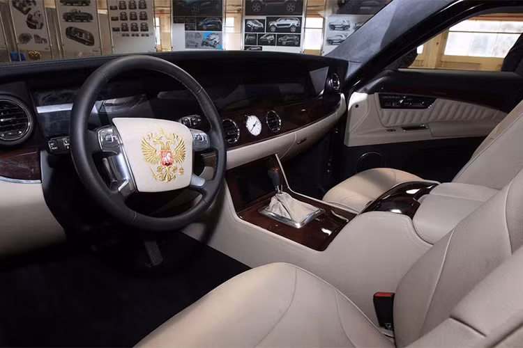Nội thất siêu xe Tổng thống Nga rất sang trọng, như những bức ảnh trước đó đã cho thấy một cabin bằng da với tông màu gỗ và các chi tiết bằng kim loại. Khoang hành khách phía sau dự kiến sẽ có bốn chỗ ngồi riêng biệt, được thiết kế đối xứng với nhau và ngăn cách bởi một bảng điều khiển trung tâm đầy đủ các trang bị.