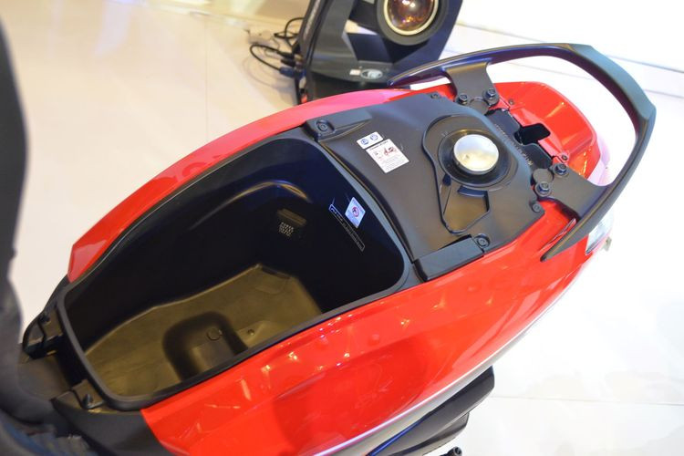 Trọng lượng khô của xe là 89 kg cho bản phanh CBS và 90 kg cho bản ISS, không gian cốp cho 14 lít để chứa đồ. Bình xăng dung tích 4,2 lít được trang bị phía sau giống Honda Vision đang bán tại Việt Nam. 