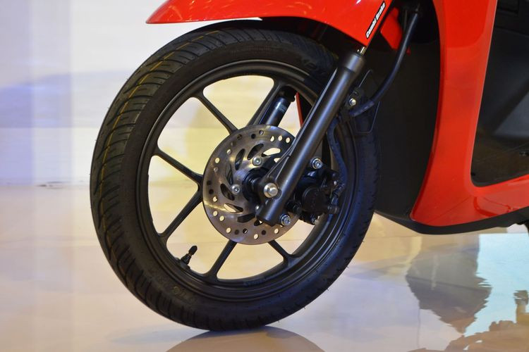 Bánh xe cỡ 14 inch với lốp trước 80/90 và 90/90 phía sau, Honda Genio 2019 mới sử dụng phanh đĩa thủy lực duy nhất ở phía trước và phanh tang trống cổ điển ở phía sau, cùng với đó là bộ phuộc ống lồng trước kích thước nhỏ và monoshock ở phía sau.