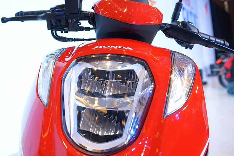 Genio phát triển từ Honda Scoopy, trang bị đèn pha LED. Xe sở hữu dài 1.869 mm, rộng 692 mm, cao 1.061 mm. Chiều dài cơ sở 1.256 mm, độ cao yên 740 mm, khoảng sáng gầm 147 mm - khá phì hợp với nữ giới.