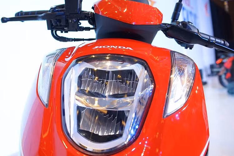 Genio phát triển từ Honda Scoopy, trang bị đèn pha LED. Xe sở hữu dài 1.869 mm, rộng 692 mm, cao 1.061 mm. Chiều dài cơ sở 1.256 mm, độ cao yên 740 mm, khoảng sáng gầm 147 mm - khá phì hợp với nữ giới.