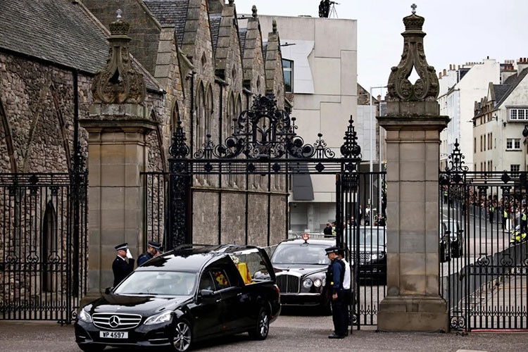 Trong thập niên 50, Binz đã bắt đầu hợp tác cùng Mercedes để trở thành nhà chế tác các dòng xe limousine, cứu thương và xe tang hàng đầu từ hãng ôtô Đức. Chiếc Mercedes E-Class Binz H4 đặc biệt chở Nữ hoàng Anh lần cuối này cũng được Binz thiết kế riêng.