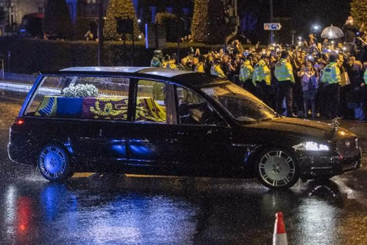 Chế tạo bởi hãng Wilcox Limousines ở Anh, xe tang Jaguar được hoàn thiện trong màu Royal Claret - màu chính thức của xe Hoàng gia và Nhà nước. Công chúng có thể nhìn thấy quan tài của bà dù đứng ở bất kỳ hướng nào do mui kính lớn và trần cao hơn XJ nguyên bản. 