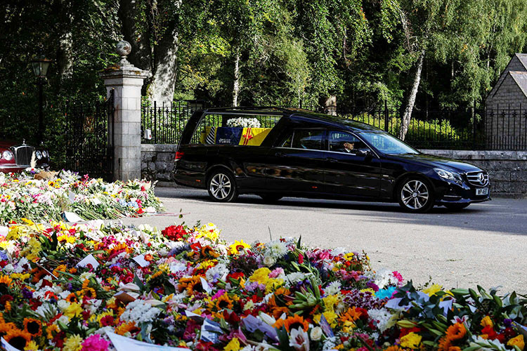 Chiếc xe tang Mercedes E-Class Binz H4 chở nữ hoàng Anh Elizabeth II này cũng đã được thiết kế kéo dài cả phần đuôi và trục cơ sở so với E-Class thường.