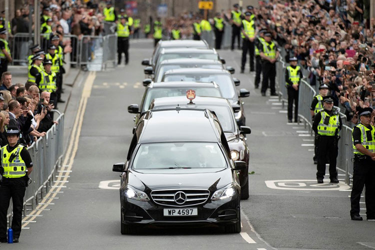 Vào năm ngoái, vào lễ tang của Hoàng thân Philip, chiếc Land Rover Defender đã được điều chỉnh lại dùng để chở linh cữu của ông. Được biết đây cũng là di nguyện của Hoàng thân Philip nói với Nữ hoàng Elizabeth II trước khi qua đời.