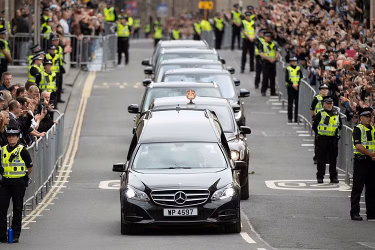 Vào năm ngoái, vào lễ tang của Hoàng thân Philip, chiếc Land Rover Defender đã được điều chỉnh lại dùng để chở linh cữu của ông. Được biết đây cũng là di nguyện của Hoàng thân Philip nói với Nữ hoàng Elizabeth II trước khi qua đời.