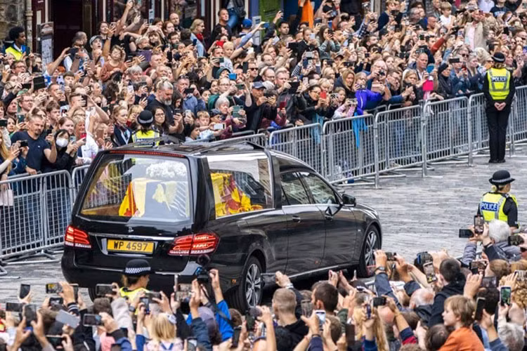 Sau đó quan tài của bà đã được Không quân Anh RAF chở bằng máy bay từ Scotland tới London để chuẩn bị cho lễ tang. Để chở Nữ hoàng Elizabeth II đến Cung điện Buckingham, một chiếc xe tang dựa trên Jaguar XJ tùy chỉnh đã được sử dụng. Chính Nữ hoàng đã đặt mua chiếc xe này cách đây vài năm.