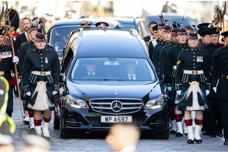 Với việc tới nơi an nghỉ cuối cùng bằng một chiếc xe tang dựa trên Jaguar XJ, Elizabeth II đã nối tiếp truyền thống của mẹ bà. Vào năm 2002, linh cữu của Nữ hoàng Elizabeth I cũng đã được chở trên một chiếc xe tang Jaguar XJ.