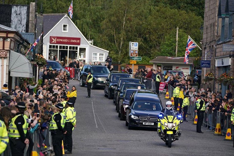 Phần mở rộng cho phép chiếc xe duy trì chỗ cho cả hành khách ngồi trước và sau, cũng như sàn quan tài 2800mm. Các cửa sổ trên thân sau cao 750mm, với chiều cao tổng thể của xe hiện là 1920mm hoặc cao hơn 446mm so với E-Class nguyên bản.