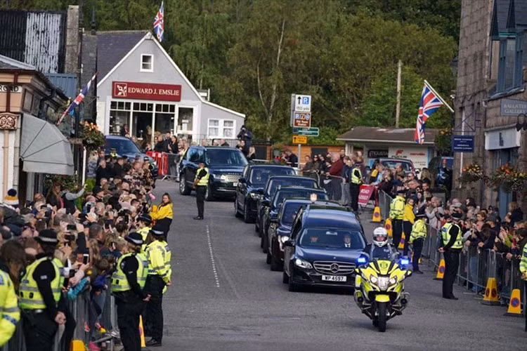 Phần mở rộng cho phép chiếc xe duy trì chỗ cho cả hành khách ngồi trước và sau, cũng như sàn quan tài 2800mm. Các cửa sổ trên thân sau cao 750mm, với chiều cao tổng thể của xe hiện là 1920mm hoặc cao hơn 446mm so với E-Class nguyên bản.
