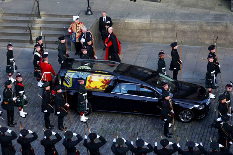 Chiếc Mercedes E-Class chở linh cữu nữ hoàng Elizabeth II là Binz H4 - một mẫu xe tang dựa trên cơ sở Mercedes E-Class thế hệ W212 được sản xuất từ năm 2009-2016. Binz là một hãng chế tác thân xe được thành lập từ năm 1936 tại Đức, với chuyên môn là tạo ra những chiếc xe chở quan tài và cứu thương.