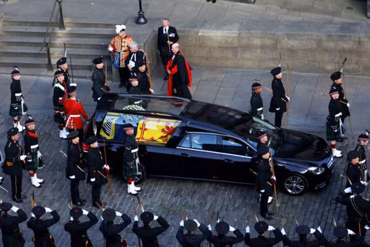 Chiếc Mercedes E-Class chở linh cữu nữ hoàng Elizabeth II là Binz H4 - một mẫu xe tang dựa trên cơ sở Mercedes E-Class thế hệ W212 được sản xuất từ năm 2009-2016. Binz là một hãng chế tác thân xe được thành lập từ năm 1936 tại Đức, với chuyên môn là tạo ra những chiếc xe chở quan tài và cứu thương.