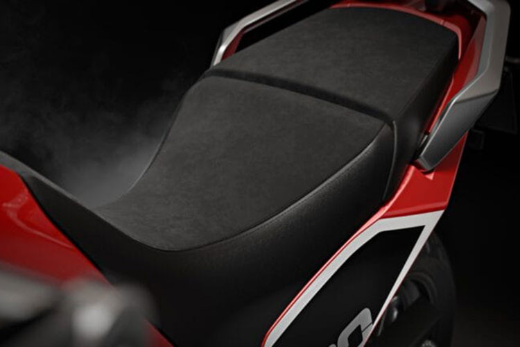 Xe sử dụng động cơ hai xi-lanh thẳng hàng với hành trình piston được điều chỉnh từ 60 mm lên 64 mm, trong khi đường kính xi-lanh vẫn giữ nguyên ở mức 80 mm. Nhờ vậy, dung tích xi-lanh tăng từ 648 cc lên 693 cc. 