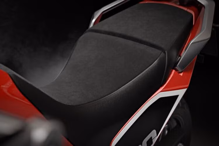 Xe sử dụng động cơ hai xi-lanh thẳng hàng với hành trình piston được điều chỉnh từ 60 mm lên 64 mm, trong khi đường kính xi-lanh vẫn giữ nguyên ở mức 80 mm. Nhờ vậy, dung tích xi-lanh tăng từ 648 cc lên 693 cc. 