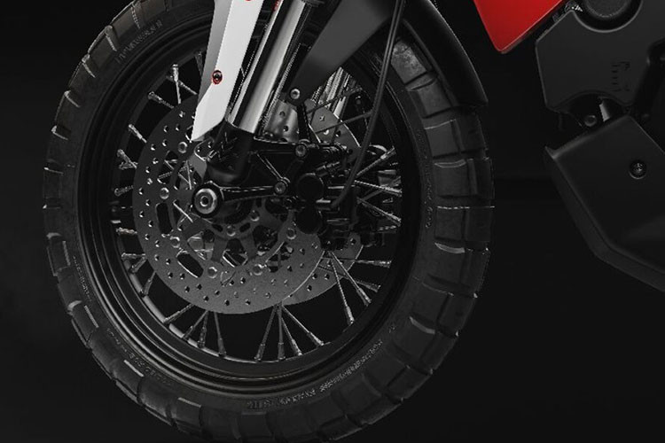 Với sự nâng cấp này, X-Cape 700 có thể tạo ra công suất tối đa 69 mã lực tại 8.500 vòng/phút (tăng 10 mã lực so với phiên bản trước). Mô-men xoắn cực đại cũng tăng lên thànnh 68Nm tại 6.500 vòng/phút.