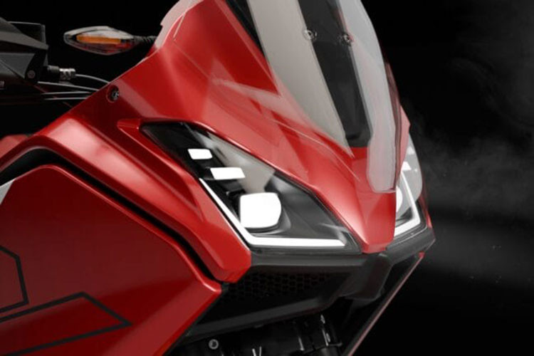 Về trang bị, mẫu xe Moto Morini X-Cape 700 được lắp sẵn hệ thống phanh đĩa đôi phía trước và đĩa đơn ở bánh sau sử dụng heo phanh Brembo cao cấp. Xe cũng được trang bị ABS kênh đôi và có thể điều chỉnh bật/tắt một cách linh hoạt.