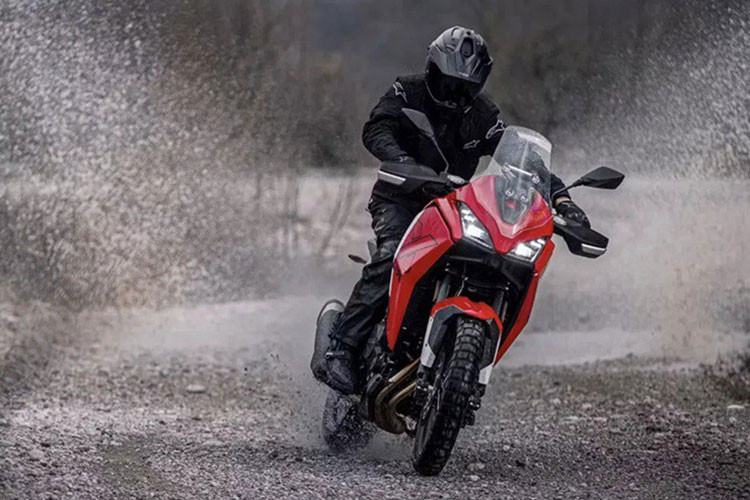 Mẫu siêu môtô phượt Moto Morini X-Cape 700 mới sẽ đối đầu trực tiếp với các đối thủ như là Aprilia Tuareg 660, Suzuki V-Strom 800DE và Yamaha Tenere 700.