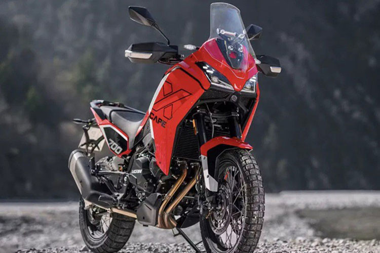  Moto Morini X-Cape 700 2025 mới ra mắt vẫn giữ nguyên nền tảng của X-Cape 650 với phong cách mô tô đa dụng ấn tượng. Xe sở hữu chắn gió cao và có kích hợp chắn gió tay lái hiện đại.