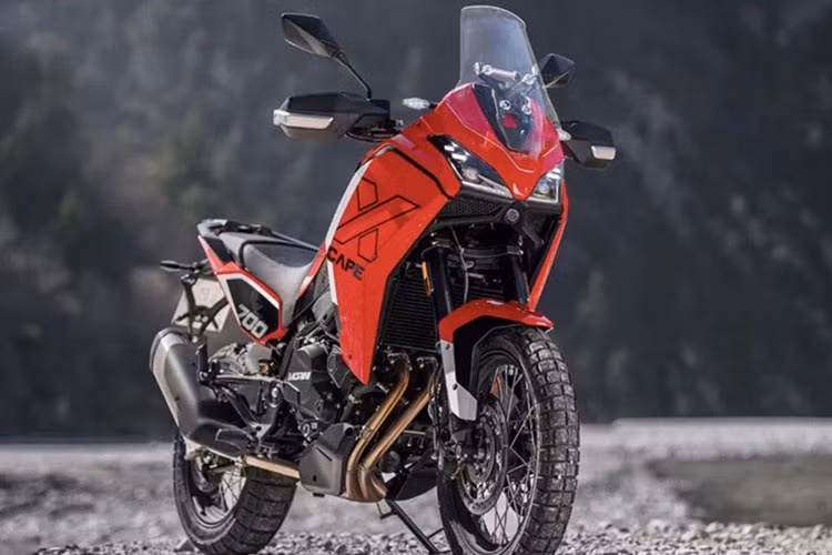  Moto Morini X-Cape 700 2025 mới ra mắt vẫn giữ nguyên nền tảng của X-Cape 650 với phong cách mô tô đa dụng ấn tượng. Xe sở hữu chắn gió cao và có kích hợp chắn gió tay lái hiện đại.