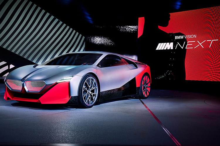 Hãng xe sang Đức từng giới thiệu mẫu concept hấp dẫn nhất năm nay của họ - BMW Vision M Next mới tới một số lượng khán giả giới hạn. Được chế tạo trong vai trò một mẫu xe điện dành cho “những tài xế năng động,” nó giờ đây đang thu hút sự chú ý của đám đông từ hội trường Triển lãm Ô tô Frankfurt 2019.