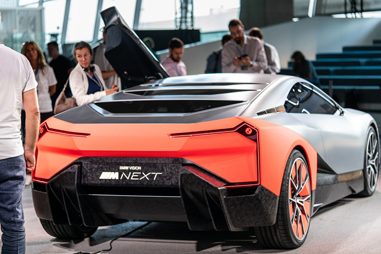 Ở khía cạnh công nghệ, BMW Vision M Next sử dụng công nghệ nhận dạng khuôn mặt, vậy nên người sử dụng không cần đến chìa khóa thông minh hoặc một chiếc điện thoại thông minh để vào trong.