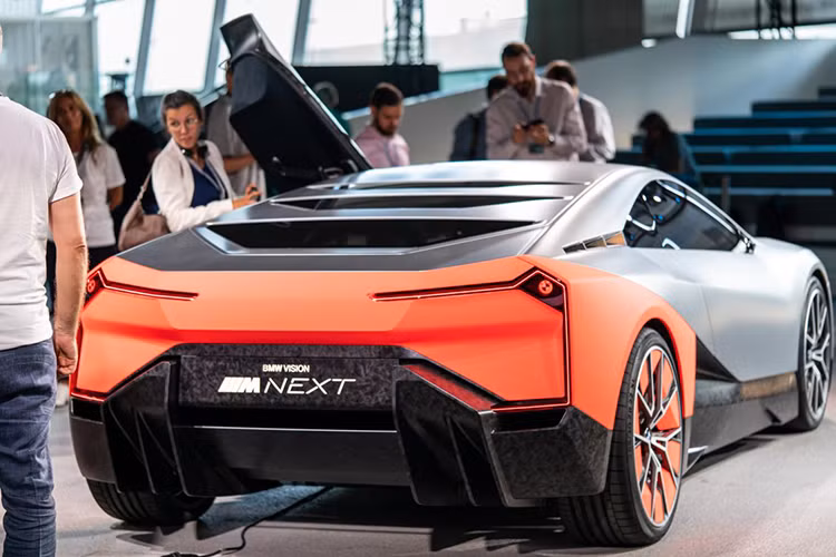 Ở khía cạnh công nghệ, BMW Vision M Next sử dụng công nghệ nhận dạng khuôn mặt, vậy nên người sử dụng không cần đến chìa khóa thông minh hoặc một chiếc điện thoại thông minh để vào trong.