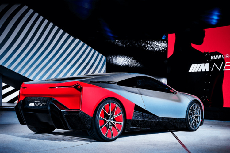 Người lái sẽ có chế độ BOOST+, cho phép gia tốc từ 0-100 km/h trong 3 giây và đạt tốc độ tối đa 300 km/h. Mặt khác, nếu bạn cảm thấy muốn bảo vệ môi trường thì xe cũng có một chế độ không xả khí thải với cự li di chuyển 100 km.