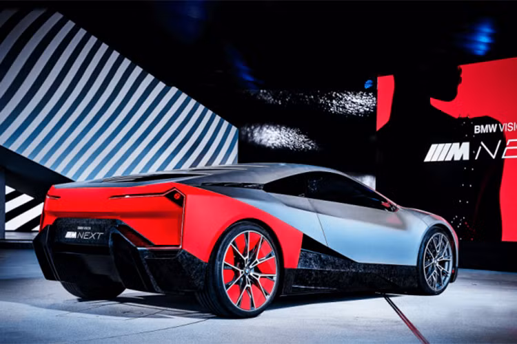 Người lái sẽ có chế độ BOOST+, cho phép gia tốc từ 0-100 km/h trong 3 giây và đạt tốc độ tối đa 300 km/h. Mặt khác, nếu bạn cảm thấy muốn bảo vệ môi trường thì xe cũng có một chế độ không xả khí thải với cự li di chuyển 100 km.