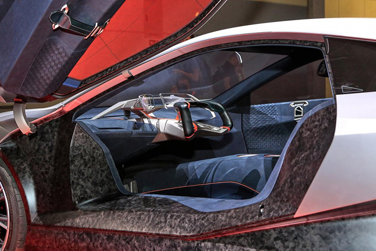 Tổng thể thiết kế nội thất của BMW Vision M Next là rất tối giản, với việc tài xế điều khiển thông qua một vô lăng kiểu phi thuyền không gian và quan sát những thông tin cần thiết trên một màn hình trong suốt.