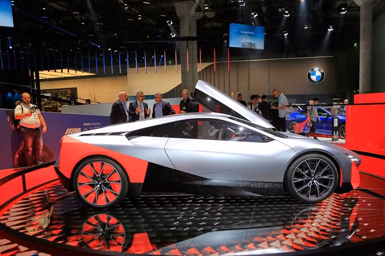 Được định vị là một mẫu xe BMW thể thao hybrid hiệu suất cao, Vision M Next lấy nguồn cảm hứng thiết kế từ cả một mẫu xe ra đời cách đây hàng thập kỷ, và từ một mẫu xe đương đại: BMW Turbo 1972 và i8. Một số chi tiết cũng có thể đến từ M1, mẫu xe thể thao chân chính duy nhất của nhà sản xuất.