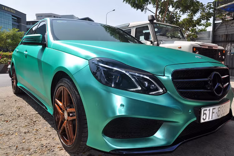 Với gói độ thay đổi màu sơn xe và sơn crôm chi tiết gồm cách phối chỉ hai màu xanh và đen - nó không chỉ tạo nét trẻ trung và thể thao cho E250 AMG mà còn mang đến cho nó một diện mạo mới lạ và đầy cá tính. Đặc biệt, với mức giá chỉ 20 triệu đồng.