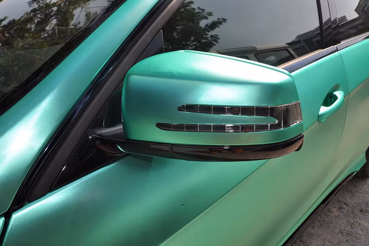 Ngay cả nóc xe cũng được sơn crôm với màu đen đầy cá tính, nó làm nổi thêm hình khối chiều dài thân xe và hợp theo trào lưu độ màu thân xe.