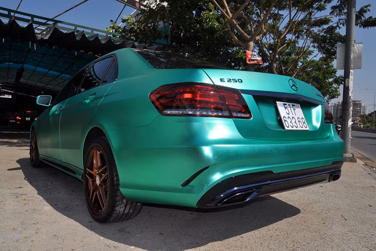 Mercedes E250 AMG sở hữu kích thước tổng thể dài 4.879 mm, rộng 1.854 mm, cao 1.850 mm. Xe được thiết kế phong cách của Mercedes E400 AMG với bộ body AMG quanh xe, ống xả kép thể thao, bộ mâm AMG thể thao.