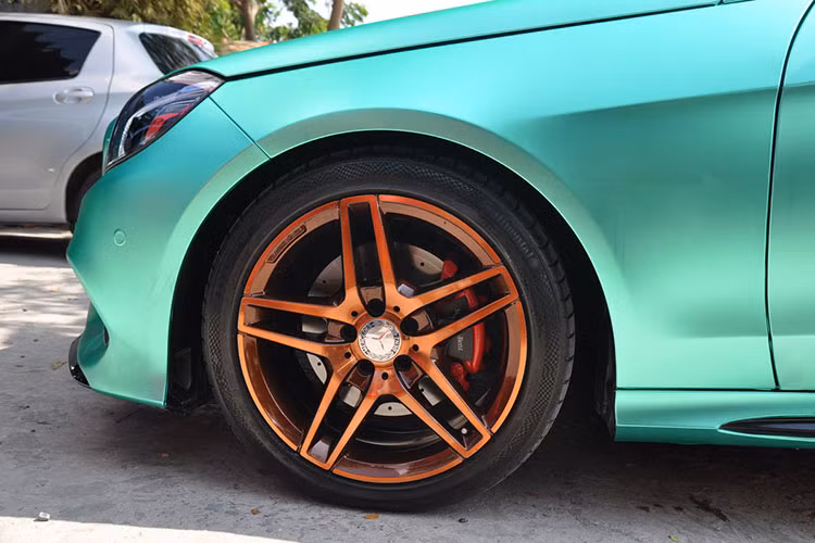 Những người thợ tại Sài Gòn cũng chọn sơn crôm màu nâu lạ mắt cho bộ mâm gin 17 inch, kèm cùm phanh màu đỏ bắt mắt - góp phần tăng “chất chơi” cho chiếc xe. Các chóa đèn trước sau đều được sơn thành màu sẫm cho đồng bộ màu sơn và tổng thể xe.