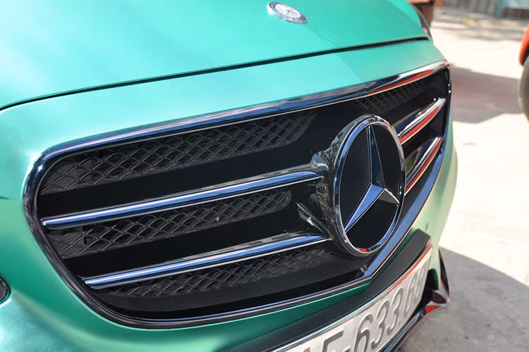 Ngoài ra, những người thợ độ lớp vỏ bằng dạng đề can này còn phải tính toán chỉ dùng máy sấy nhẹ, tránh sấy mạnh với nhiệt độ tăng cao cũng sẽ khiến lớp đề can crôm biến dạng. Bên cạnh đó, thời gian dán xe lcũng khá dài - khoảng 1,5 ngày.