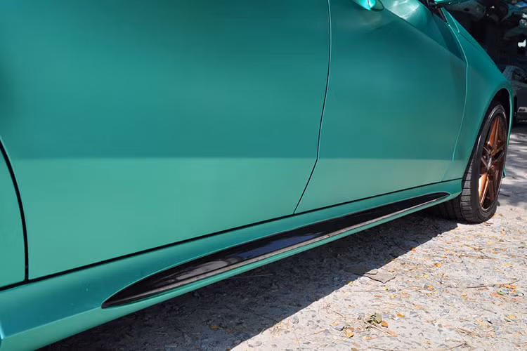 Trên nền tảng màu xanh thân xe lạ mắt, chiếc xe càng toát lên phong cách đậm cá tính thể hiện qua các chi tiết như; bệ đỡ ốp bọc gương, thanh side-kit, ốp bọc ống xả... đều sơn crôm màu đen tạo hiệu ứng đẹp mắt.