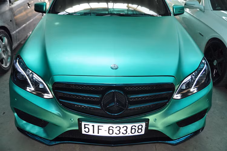 Trong kỹ thuật dán đề-can thì dán đề-can crôm là khó nhất, vì phải căng dán đều tay, đòi hỏi thợ tốn công sức khá nhiều. Nếu căng quá mạnh thì lớp dán màu xanh sẽ bị biến thành màu trắng, chính vì vậy có thể thấy những người thợ Sài Gòn đã kỳ công như thế nào.