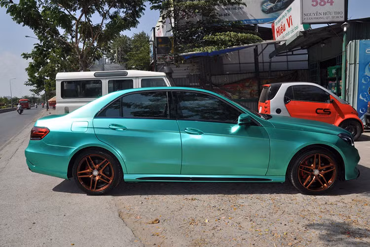 Đối với những tông màu khó, không thể sơn được như màu xanh crôm của mẫu xe trong bài viết này thì chủ yếu người chơi xe sẽ chọn kiểu dán crôm. Bởi độ bền lớp đề-can dán crôm là từ 2-3 năm. Nếu xe máy va quẹt trầy lớp đề-can thì sẽ dễ dàng dán phục hồi như mới.