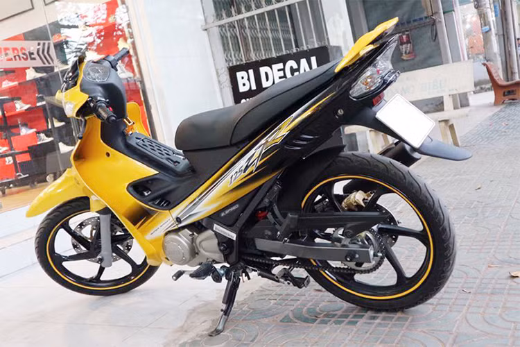 Yamaha 125ZR là dòng xe côn tay cỡ nhỏ 2 thì ra mắt từ năm 1998. Mẫu xe này nhận được sự tin dùng của nhiều khách hàng tại châu Âu, nhưng bán nhiều nhất ở thị trường Đông Nam Á, đặc biệt Malaysia và Singapore. Các tín đồ xe 2 thì tại Việt Nam cũng khá ưu chuộng 125ZR, tuy nhiên, giá bán khá cao do rào cản về thuế...