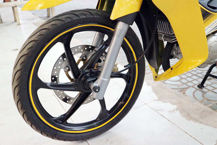 Mẫu xe này được thiết kế hướng đến người dùng là tín đồ đam mê tốc độ và yêu thích phong cách dòng sport bike. Xe có kích thước dài, rộng, cao lần lượt là 1.900 x 675 1.040 mm, chiều cao yên xe 752 mm và trục cơ sở 1.250 mm. Trọng lượng xe 106 kg và dung tích bình xăng 5,5 lít.