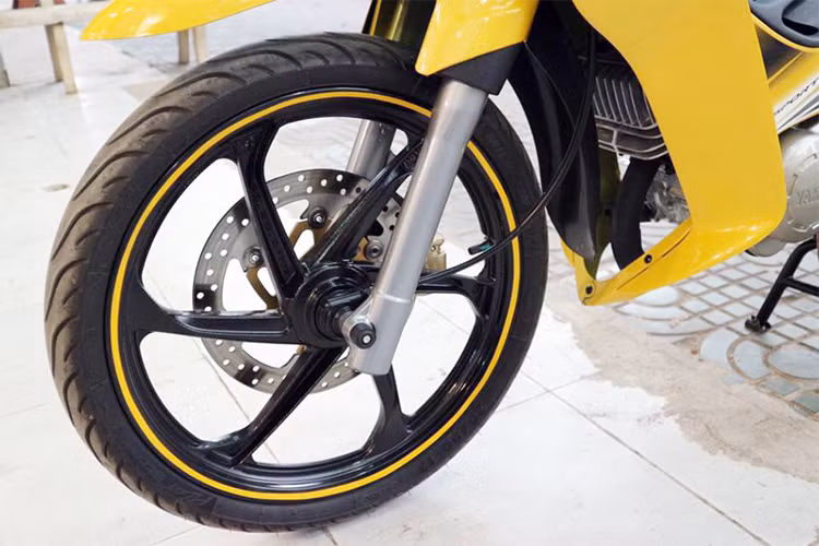 Mẫu xe này được thiết kế hướng đến người dùng là tín đồ đam mê tốc độ và yêu thích phong cách dòng sport bike. Xe có kích thước dài, rộng, cao lần lượt là 1.900 x 675 1.040 mm, chiều cao yên xe 752 mm và trục cơ sở 1.250 mm. Trọng lượng xe 106 kg và dung tích bình xăng 5,5 lít.