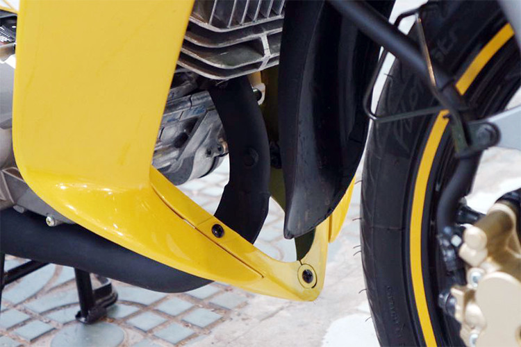 "Trái tim" của mẫu xe Yamaha 125ZR phiên bản 2017 vẫn là khối động cơ 2 thì, xi-lanh đơn, làm mát bằng không khí, dung tích 124,3 cc, kết hợp hộp số 6 cấp giúp sản sinh công suất tối đa 17,1 mã lực tại 8.000 vòng/phút, mô-men xoắn tối đa 16,1 Nm tại 7.500 vòng/phút.