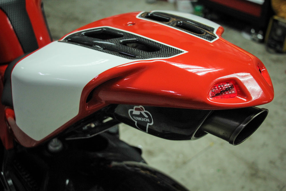 Khối động cơ này gồm 4 máy với 4 van titan trên từng xi-lanh, công suất 200 mã lực, mô-men xoắn cực đại 116 Nm tại 10.500 vòng/phút, giúp siêu môtô đạt tốc độ tối đa 303 km/h. Hệ thống ống xả chia làm hai, một cái đặt ở phần đuôi xe và cái còn lại được giấu dưới gầm xe.