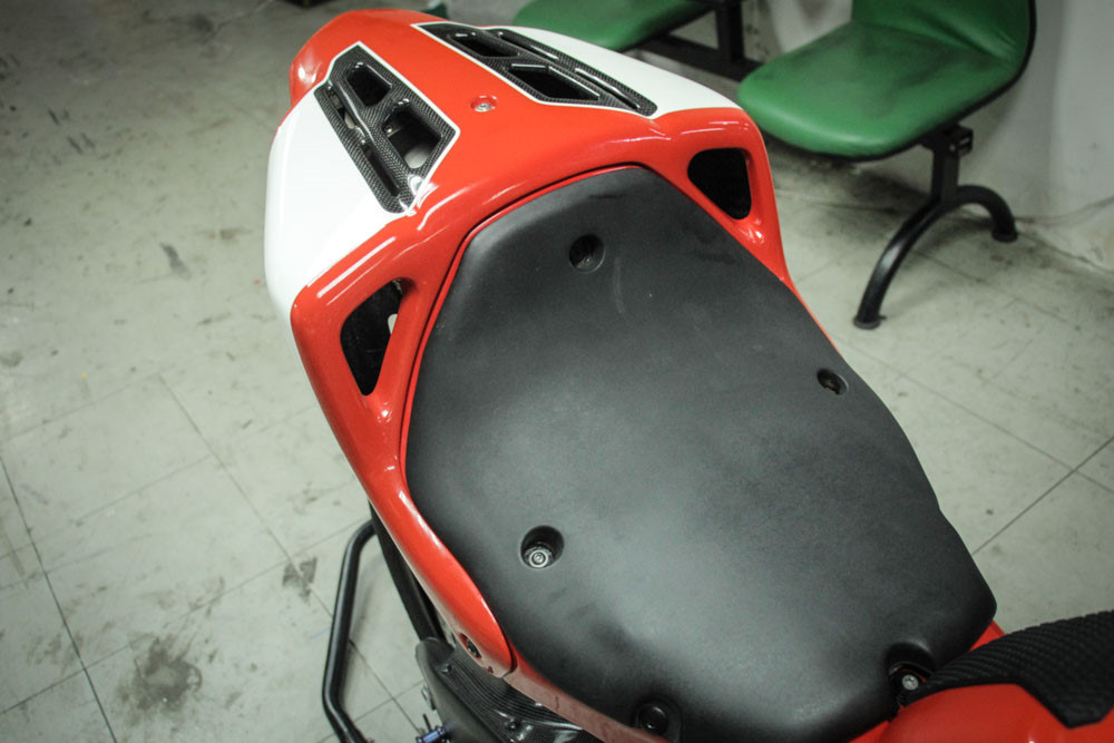 Thân máy làm từ ma-giê đúc, các bộ phận trong động cơ Desmosedici RR hoạt động một cách trơn tru thông qua bộ điều khiển trung tâm Magneti Marelli 5SM và điều khiển điện tử CAN tốc độ cao.