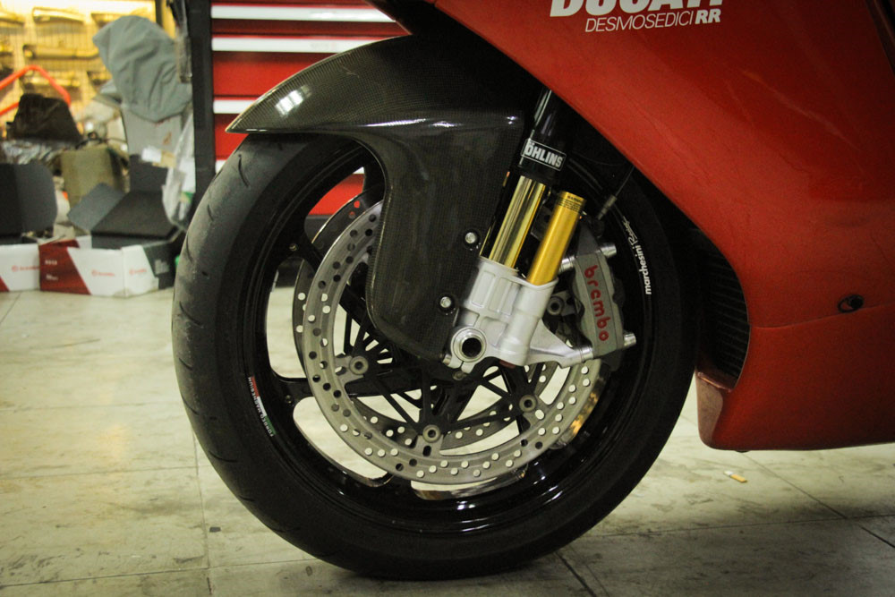 Hệ thống treo phía trước của xe là phuộc Öhlins FG353P đường kính 43 mm. Phanh đĩa kép phía trước đường kính 330 mm với 2 kẹp phanh 4 piston nằm ngang đĩa.