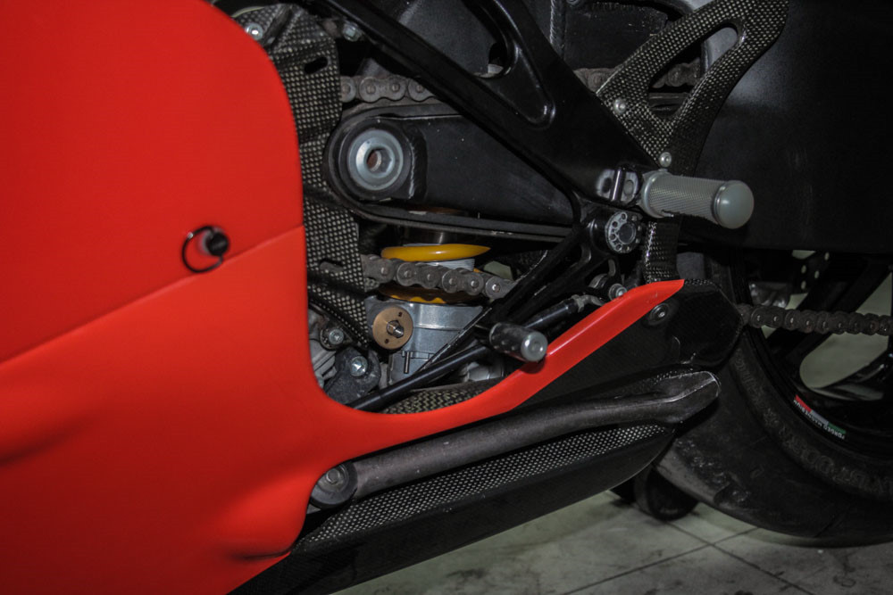 Vị trí lắp đặt phuộc sau nằm bên dưới gấp sau, được giấu kín khá đặc biệt. Các kỹ sư của Ducati đã tinh chỉnh lại khối động cơ Desmodromic V4 998 cc để phù hợp với đường phố. Đường kính xi-lanh, hành trình piston cũng như quy trình đốt cháy nhiên liệu của GP6 được cắt giảm trên Desmosedici RR.