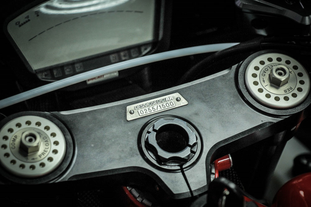 Đây là chiếc thứ 255 trong tổng số 1.500 chiếc được sản xuất trên toàn thế giới. Có thể nói, Ducati Desmosedici RR là mẫu xe thương mại đầu tiên sở hữu công nghệ của MotoGP, trước khi siêu môtô Ducati Panigale V4 xuất hiện 10 năm.